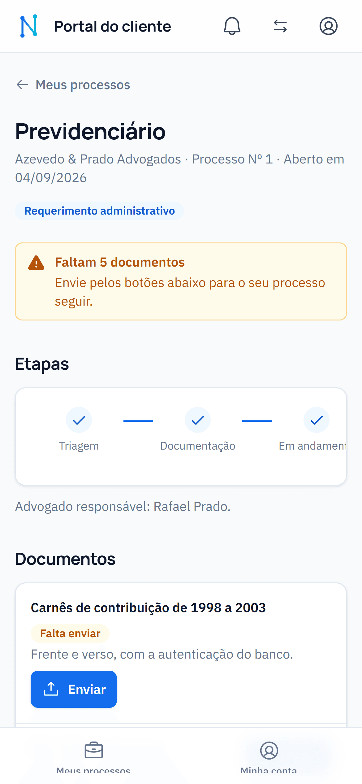 Portal do cliente no celular, com as etapas do processo e os documentos que faltam enviar.